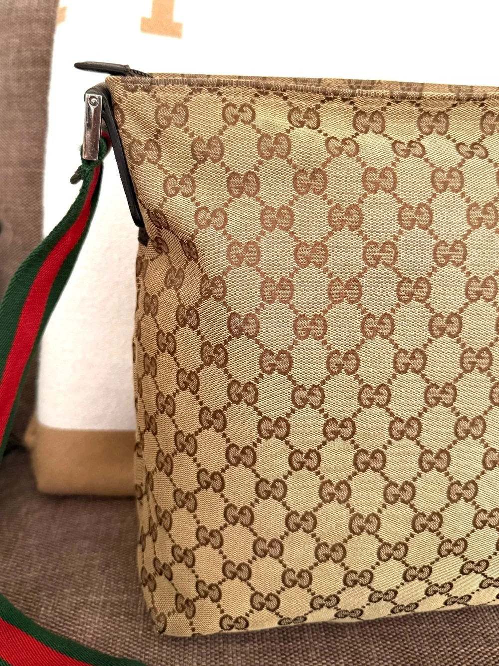 Gucci authentic brown canvas messanger bag unisex crossbody red green strap